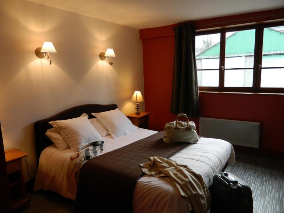 Logis - Auberge Du Colombier Guînes Esterno foto