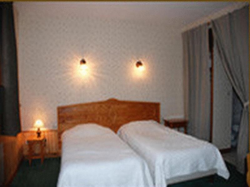 Logis - Auberge Du Colombier Guînes Esterno foto